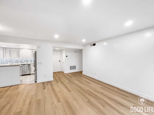 Building Photo - Charming 2BD/2BA Condo in Hillcrest W/ W/D, A/C, Reserved Parking, Community Pool, Spa, & Gym!