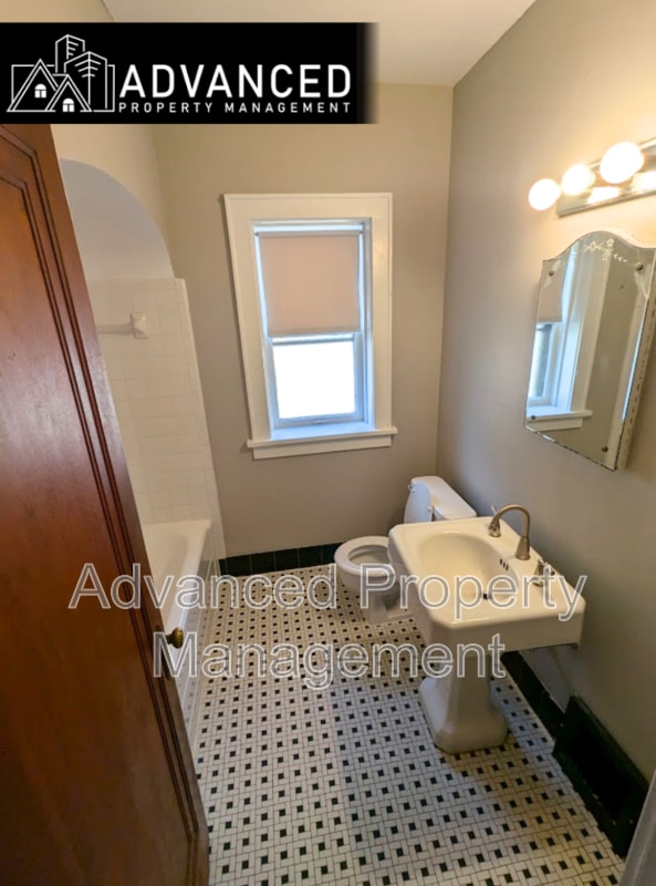 Building Photo - 3725 S Clement Ave