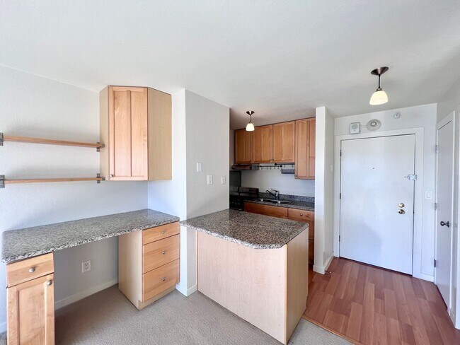 Foto del edificio - Sunny Top floor West facing Studio located...