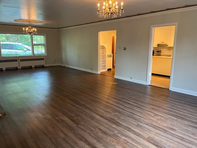 Building Photo - 3323 Lakeshore Dr