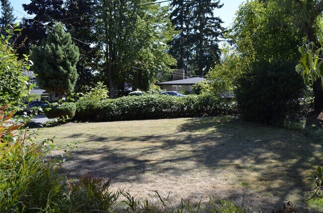Foto del edificio - Updated Clyde Hill Home with Spacious Livi...
