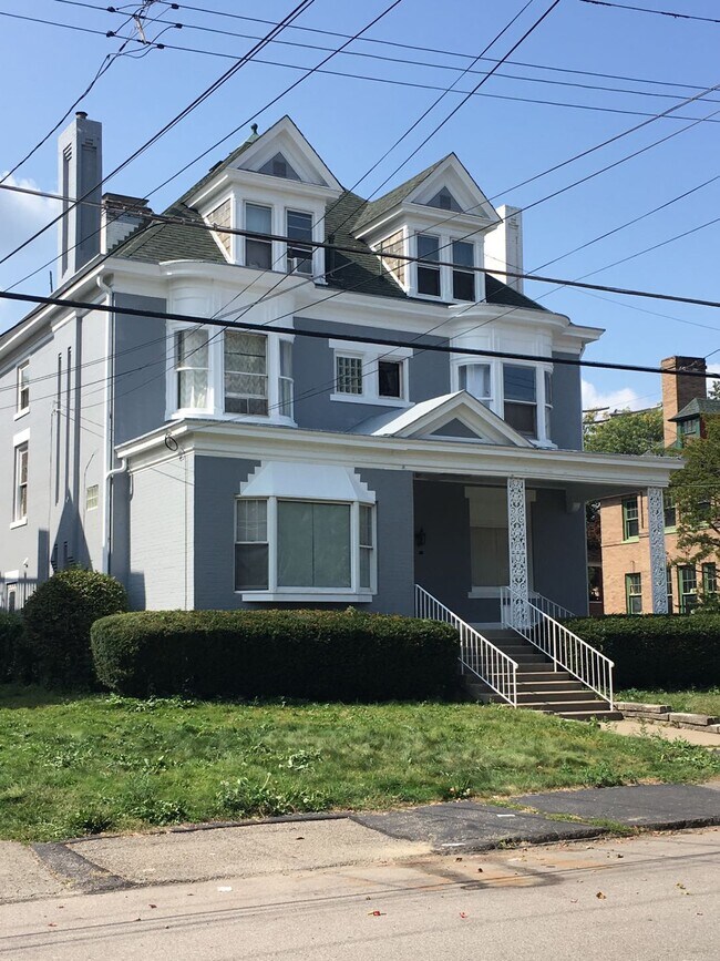 Building Photo - 210 E End Ave