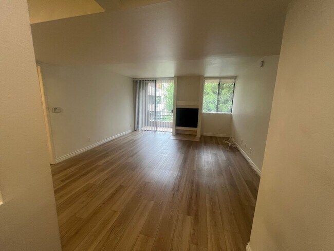 Foto del edificio - Spacious 2 Bedroom, 2 Bathroom, Canoga Par...