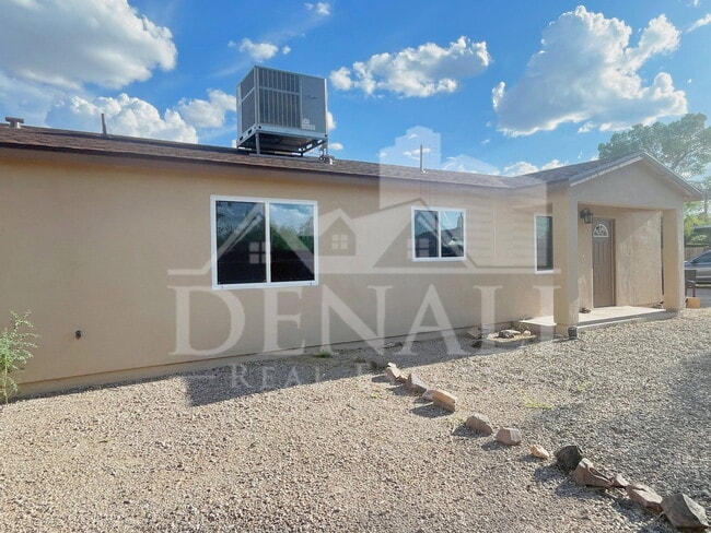 Building Photo - 2618 N Sparkman Blvd