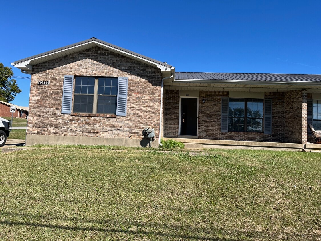 Primary Photo - 1014A Windview Pl