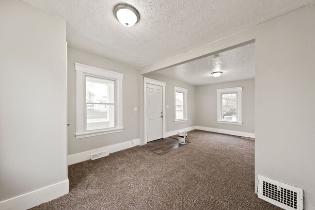 Building Photo - Newly Renovated 3bd/2 bath in Central Lora...