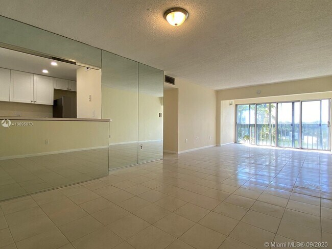 Foto del edificio - 9180 Fontainebleau Blvd