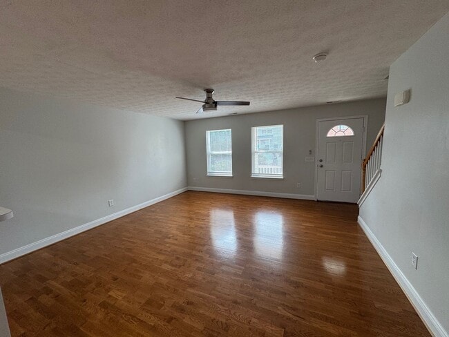 Foto del edificio - Immaculate End Unit Townhouse