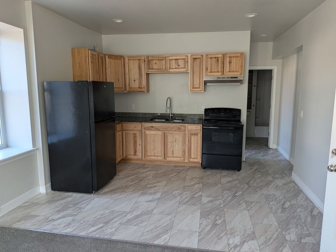 Building Photo - Oversized one bedroom 2nd floor apartment with A/C!
