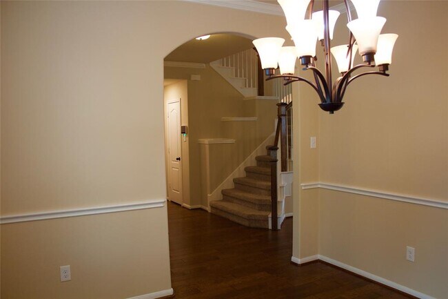 Building Photo - 2004 Rolling Hills Dr