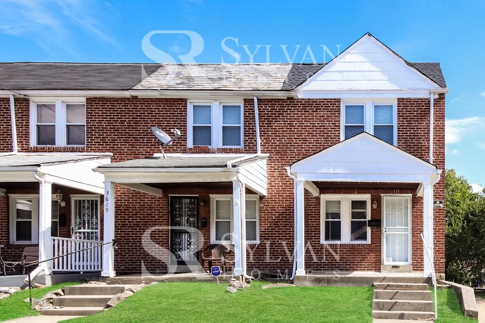 Primary Photo - The living is easy in this 3 bedroom, 2 ba...