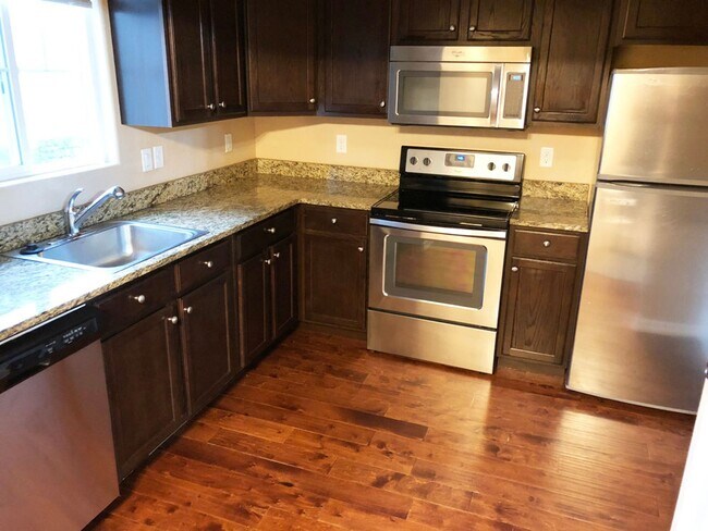 Foto del edificio - Town Home 3 Bed 2 Bath 2 Car Garage Fenced...