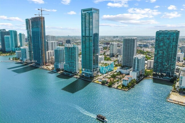 Foto del edificio - 700 NE 26th Terrace