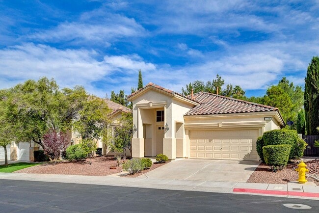 Building Photo - Popular Seven Hills Area, 1-Story, Complet...