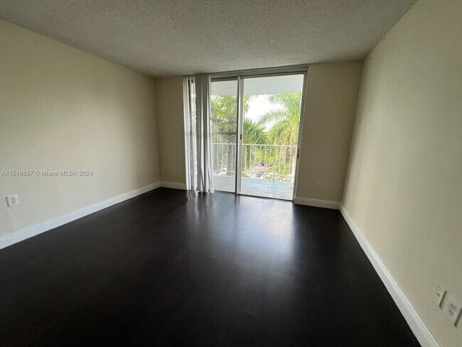 Foto del edificio - 486 NW 165th St