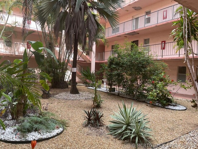 Building Photo - 2851 Somerset Dr