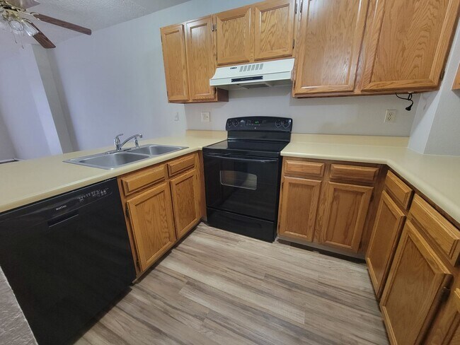Foto del edificio - 3 Bedroom Townhome with Attached Garage In...