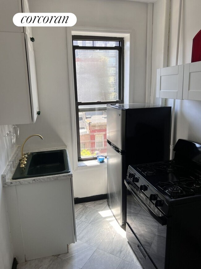 Foto del edificio - 327 E 3rd St