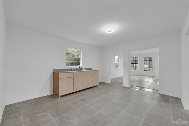 Building Photo - 810 Catarina St