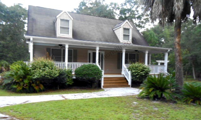 Foto principal - Three Bedroom Lowcountry-Style Home on 1 A...