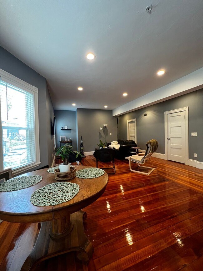 Building Photo - Beautiful, Completely Renovated Condo Qual...