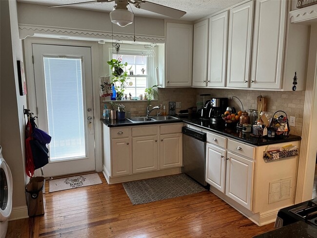 Foto del edificio - 2121 Milford St