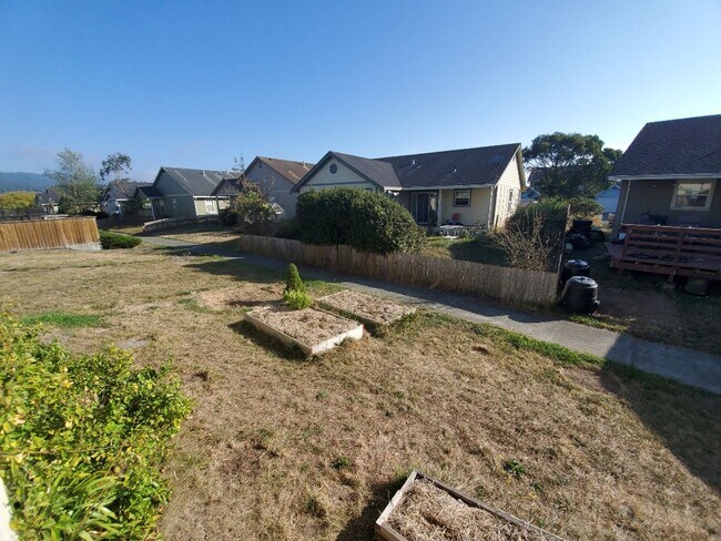 Building Photo - Spacious 3-bed 2-bath home with attached g...
