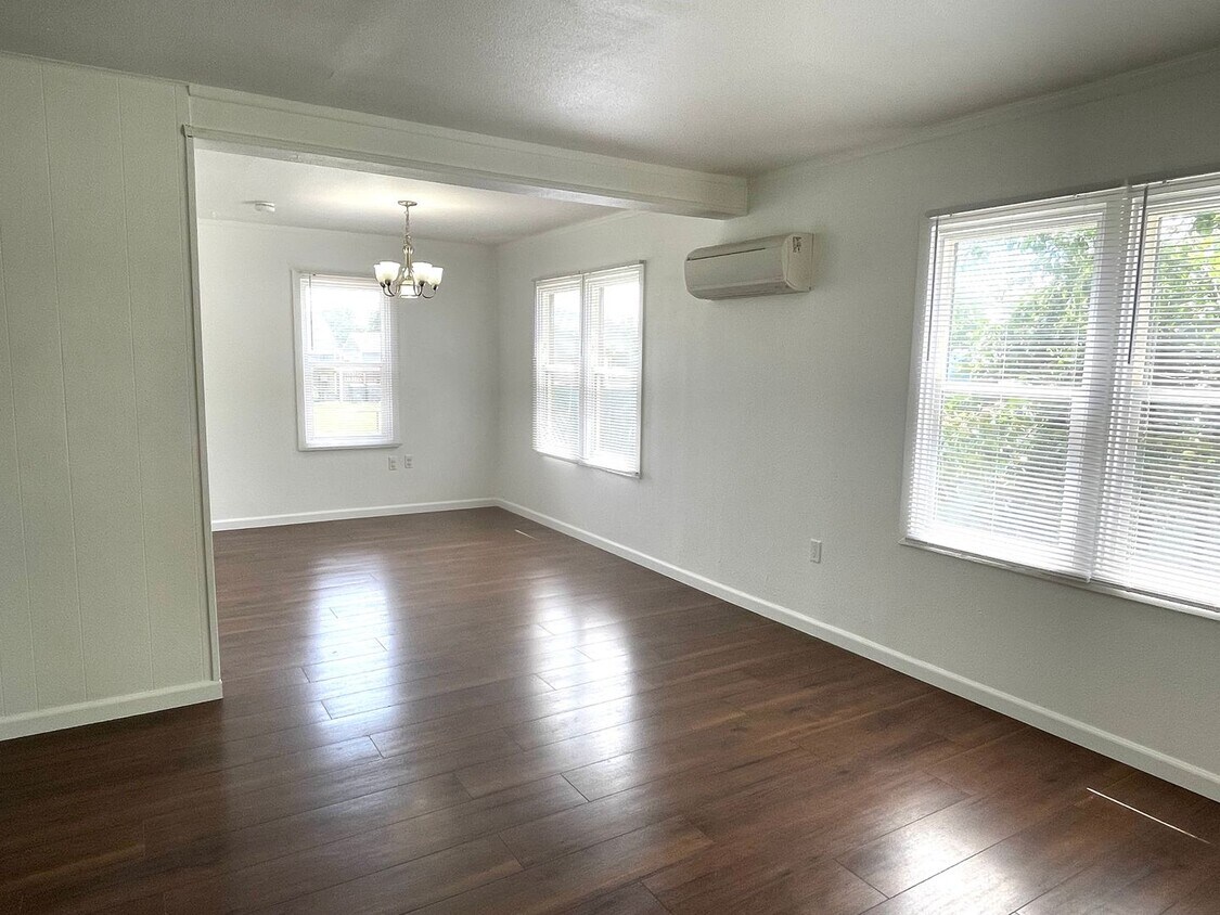 Foto principal - Completely Remodeled Three Bedroom One Bat...