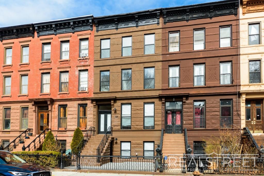 Foto principal - One of a Kind Brownstone Triplex in Prime ...