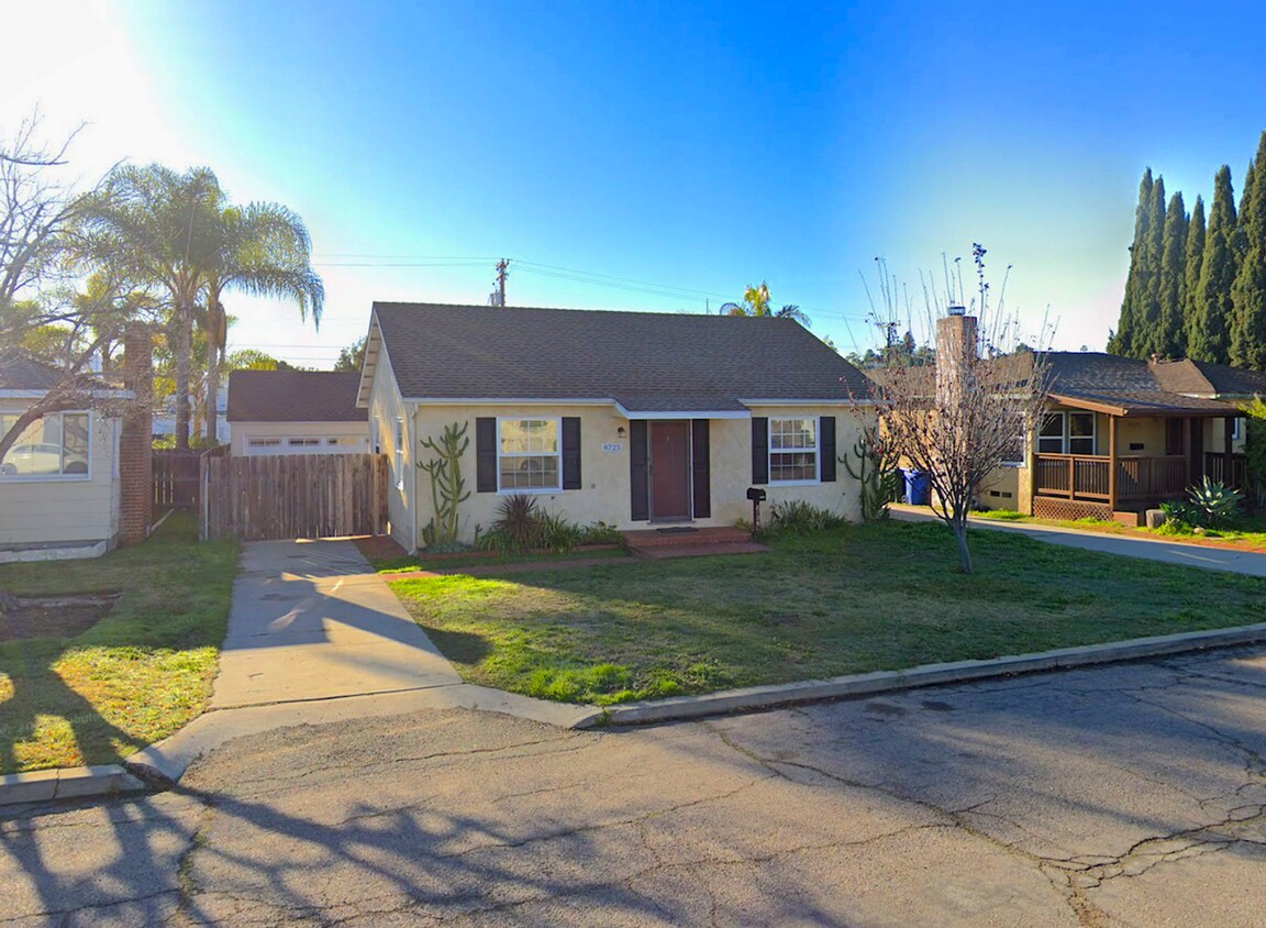 Foto principal - Remodeled Home w/ Detached Garage