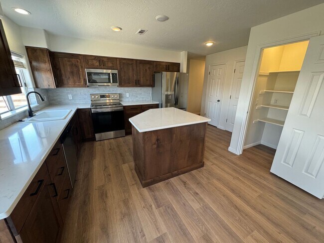 Foto del edificio - PRICE REDUCED!!  Beautiful updated Millcre...