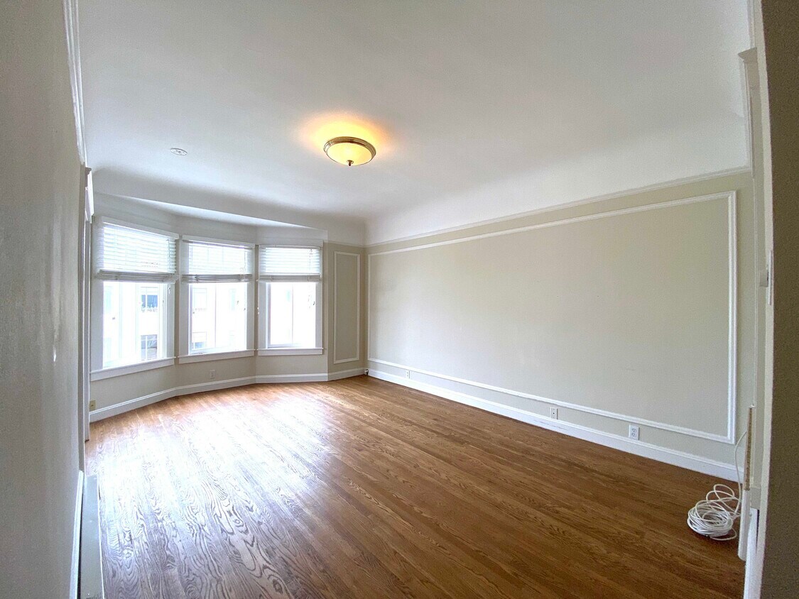 Primary Photo - 2185 Bay St
