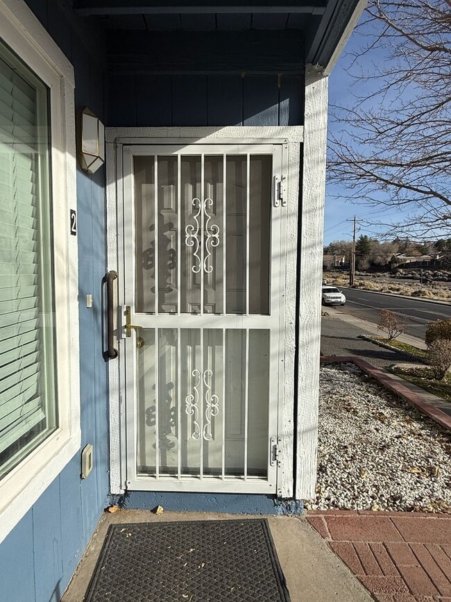 Building Photo - 2 bed 1 bath downstairs unit with great views of the city.