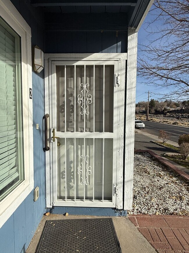 Foto del edificio - 2 bed 1 bath downstairs unit with great views of the city.