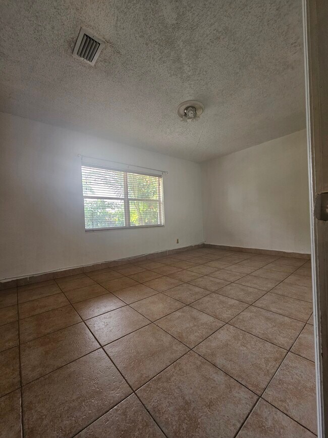 Foto del edificio - 1401 SW 76th Ct