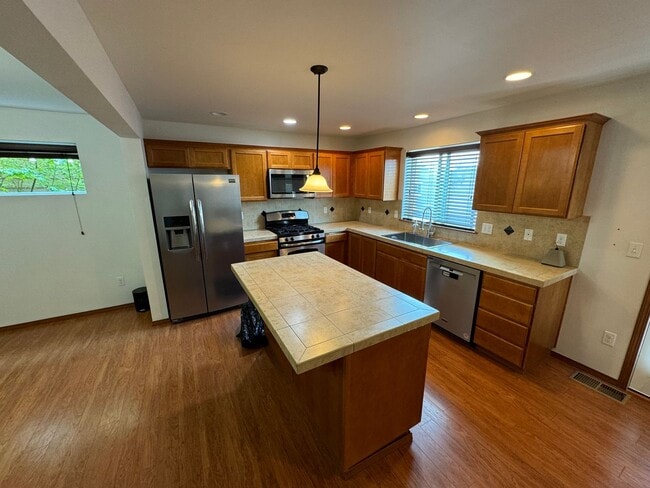 Building Photo - Spacious 3 bed 2.5 Bath Townhome One months free rent!