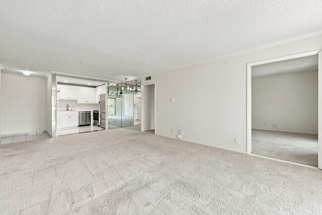 Foto del edificio - Versailles Penthouse Condo for Lease | 2 Bed | 2 Bath | Newport Beach