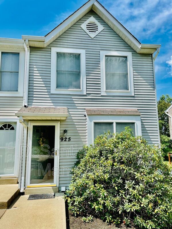 Building Photo - 925 Elm Ct