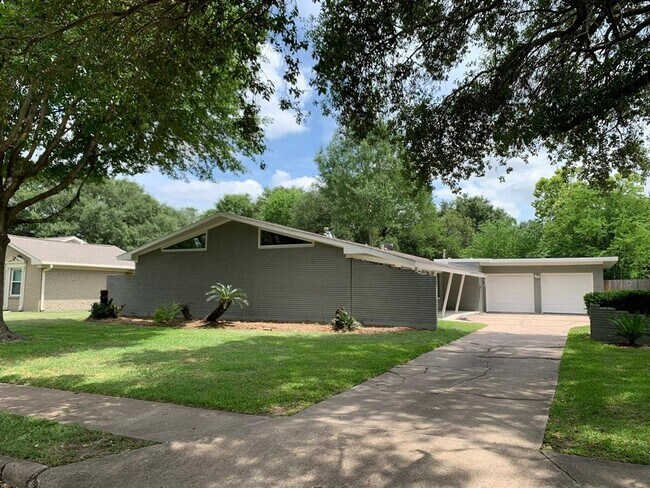 Building Photo - 7907 Braesview Ln