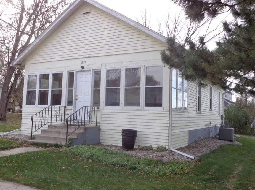 Primary Photo - 1049 8th Ave