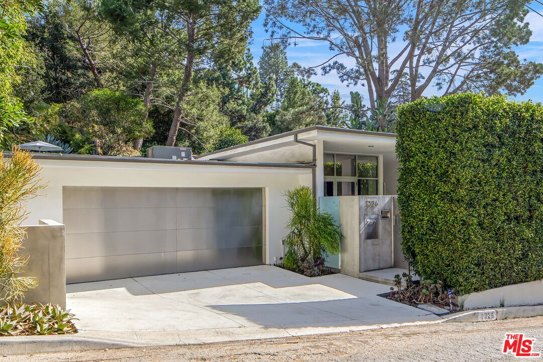 Primary Photo - 1326 N Wetherly Dr