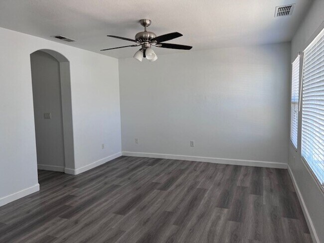 Building Photo - 4 bedroom home with one full bedroom and b...