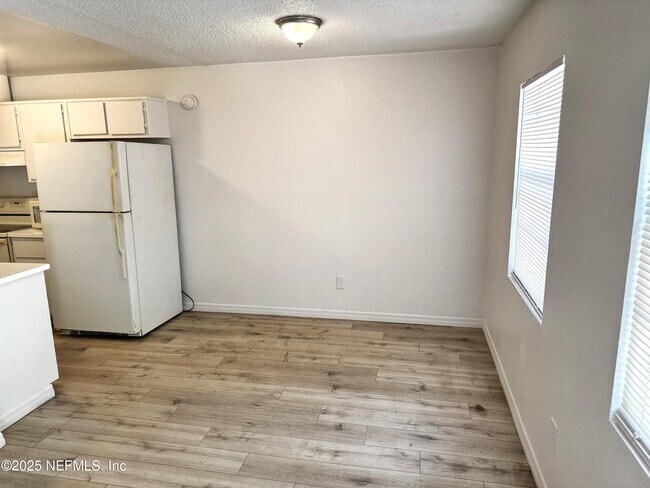 Foto del edificio - 7190 Conant Ave