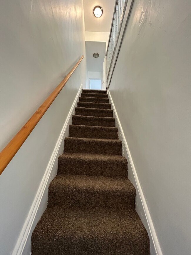 Building Photo - Nice 3 bedroom house big kitchen and Parking