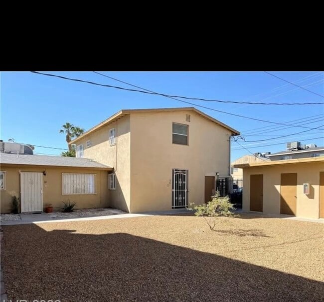 Building Photo - 3851 Daisy St