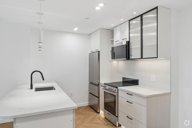 3BR, 2BA - 880SF - Kitchen - 106 Fleet