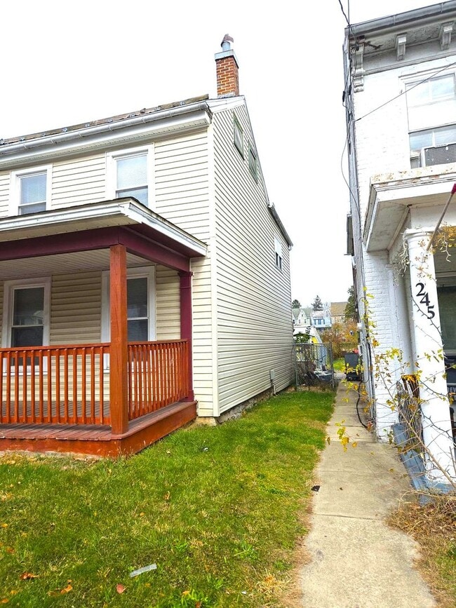 Foto del edificio - Spacious 3-bedroom single-family home in Chambersburg Borough