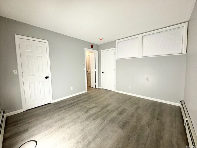 Building Photo - 320 S Country Rd