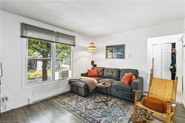 Photo du bâtiment - Charming Upper Unit  – Live in London’s Wo...