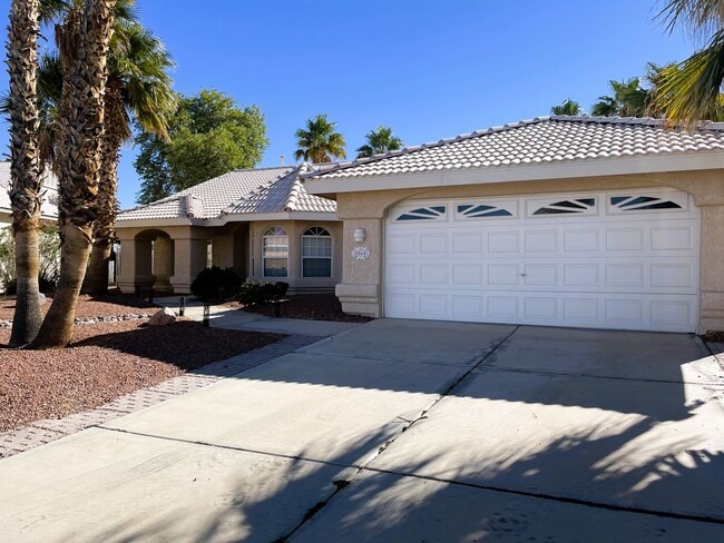 Building Photo - 3 bedroom 2 Bath Lakefront home in the des...